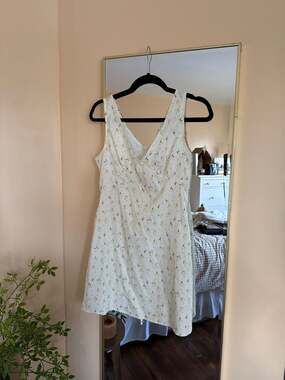 Ditsy Floral Print V Neck Dress